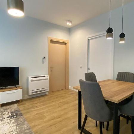 Centrally Located Glamorous Bright Apt Near Bazaar Tirana Esterno foto