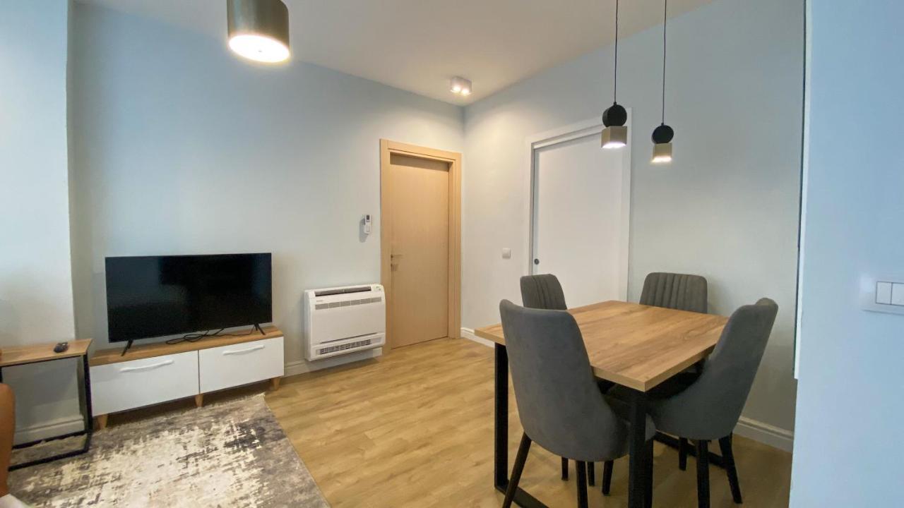 Centrally Located Glamorous Bright Apt Near Bazaar Tirana Esterno foto