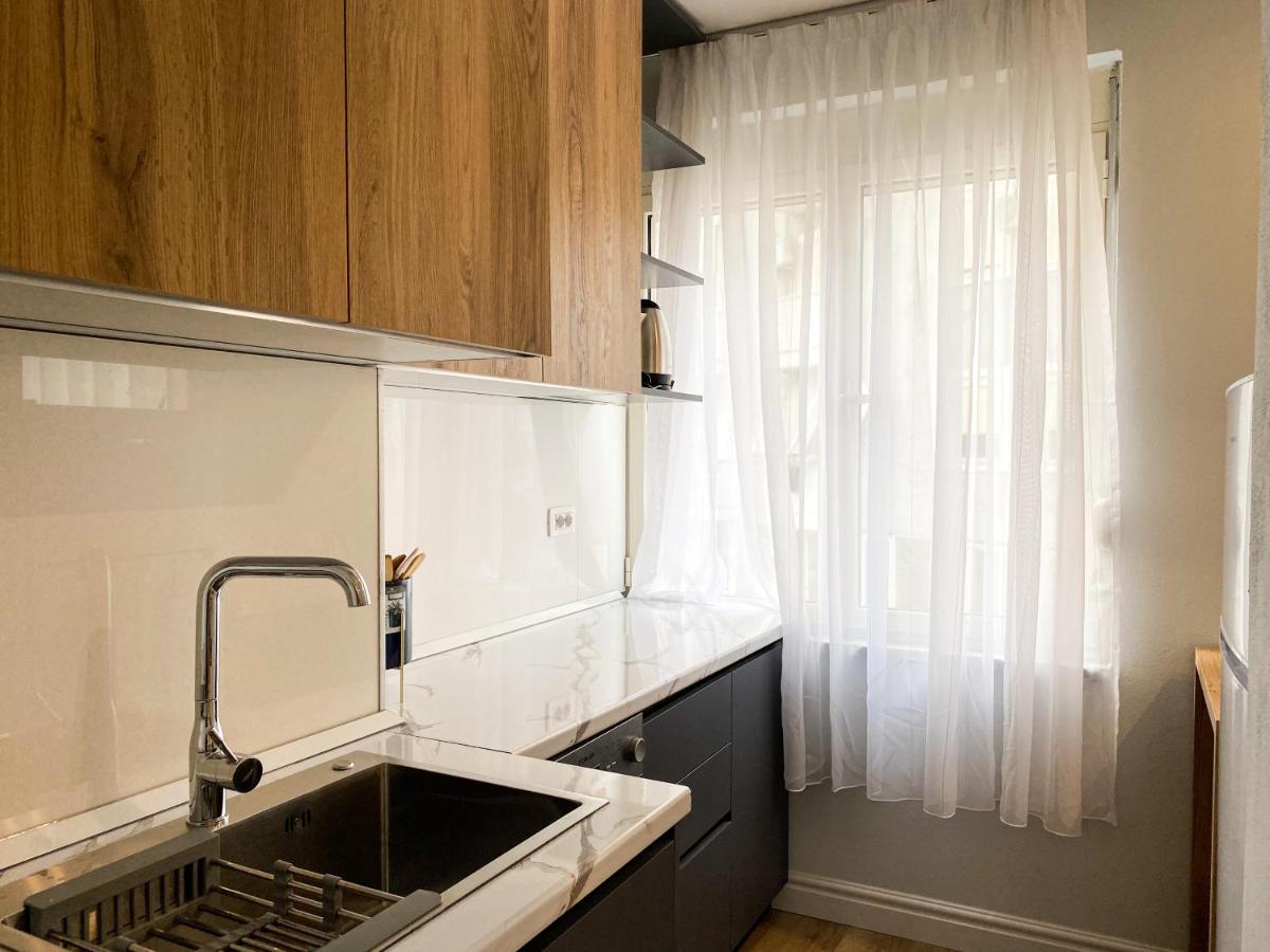 Centrally Located Glamorous Bright Apt Near Bazaar Tirana Esterno foto