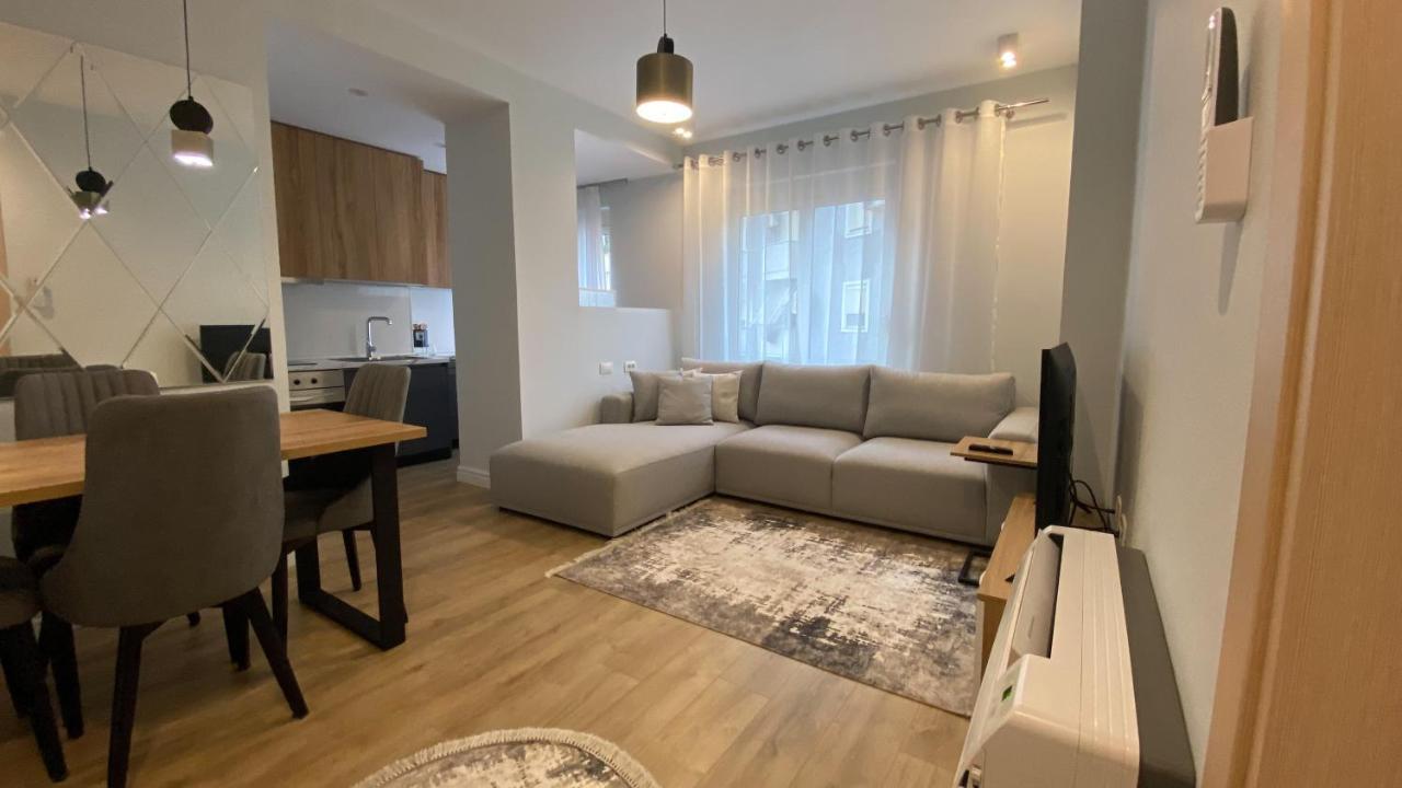 Centrally Located Glamorous Bright Apt Near Bazaar Tirana Esterno foto