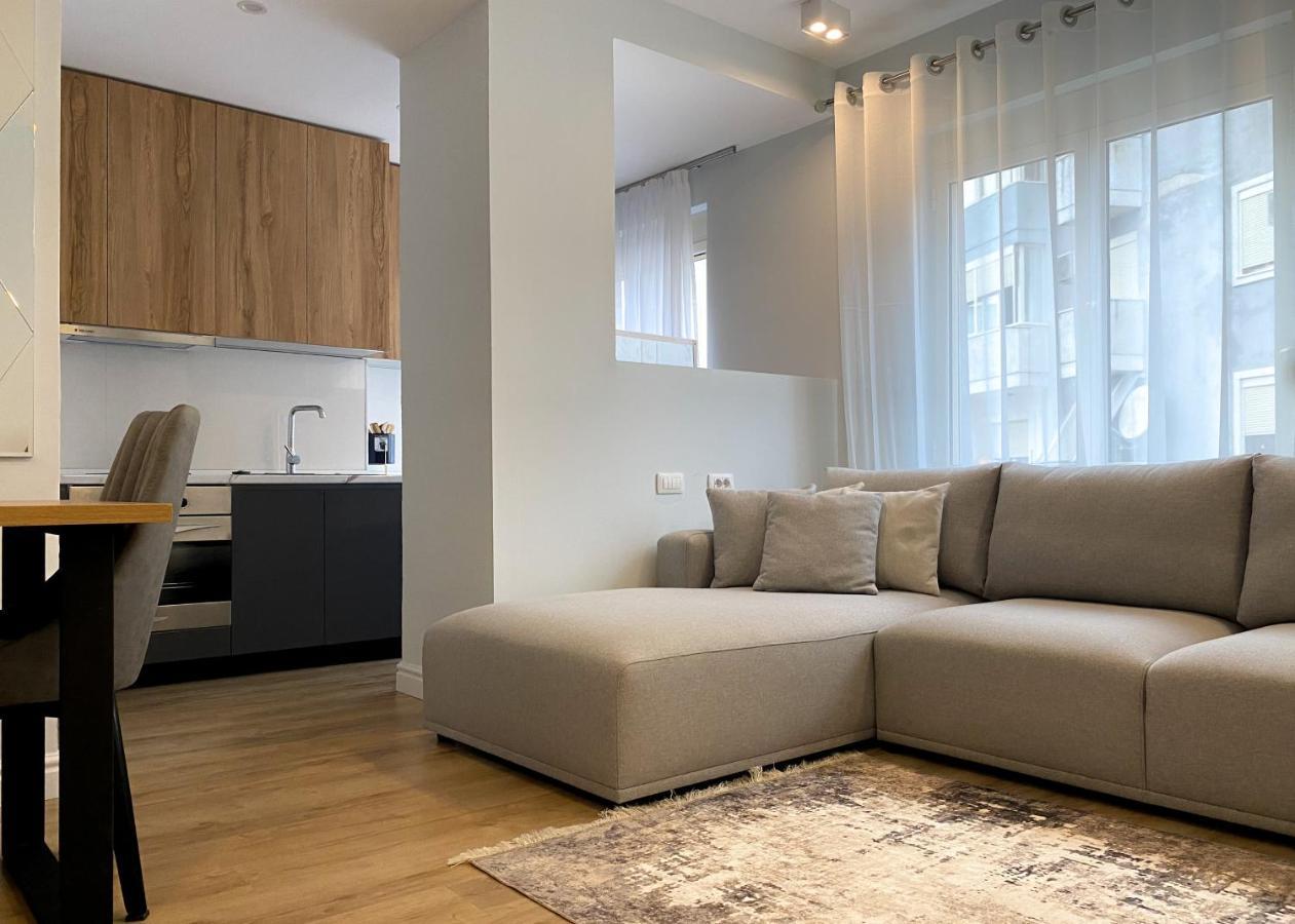 Centrally Located Glamorous Bright Apt Near Bazaar Tirana Esterno foto