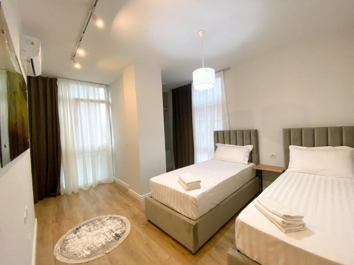 Centrally Located Glamorous Bright Apt Near Bazaar Tirana Esterno foto