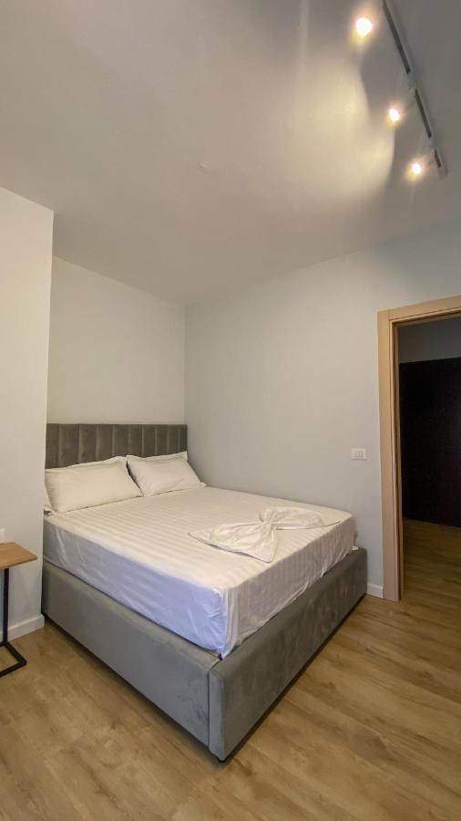 Centrally Located Glamorous Bright Apt Near Bazaar Tirana Esterno foto