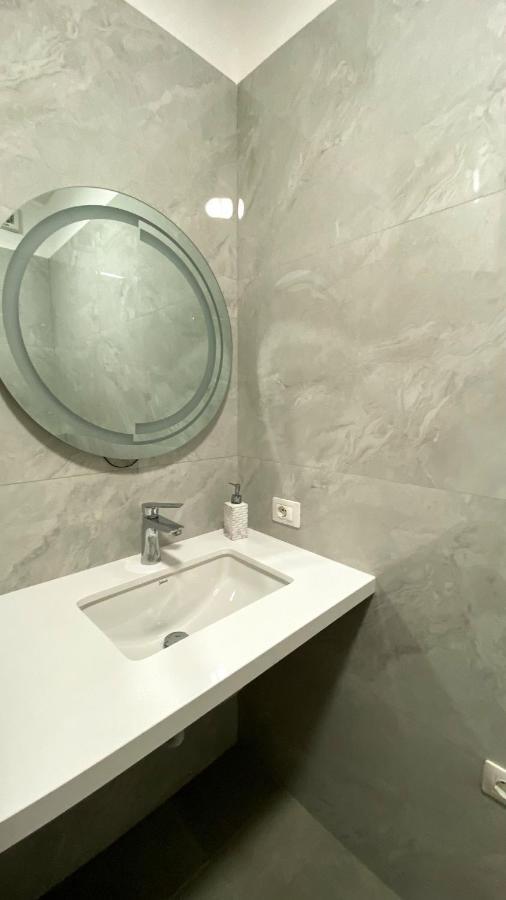 Centrally Located Glamorous Bright Apt Near Bazaar Tirana Esterno foto