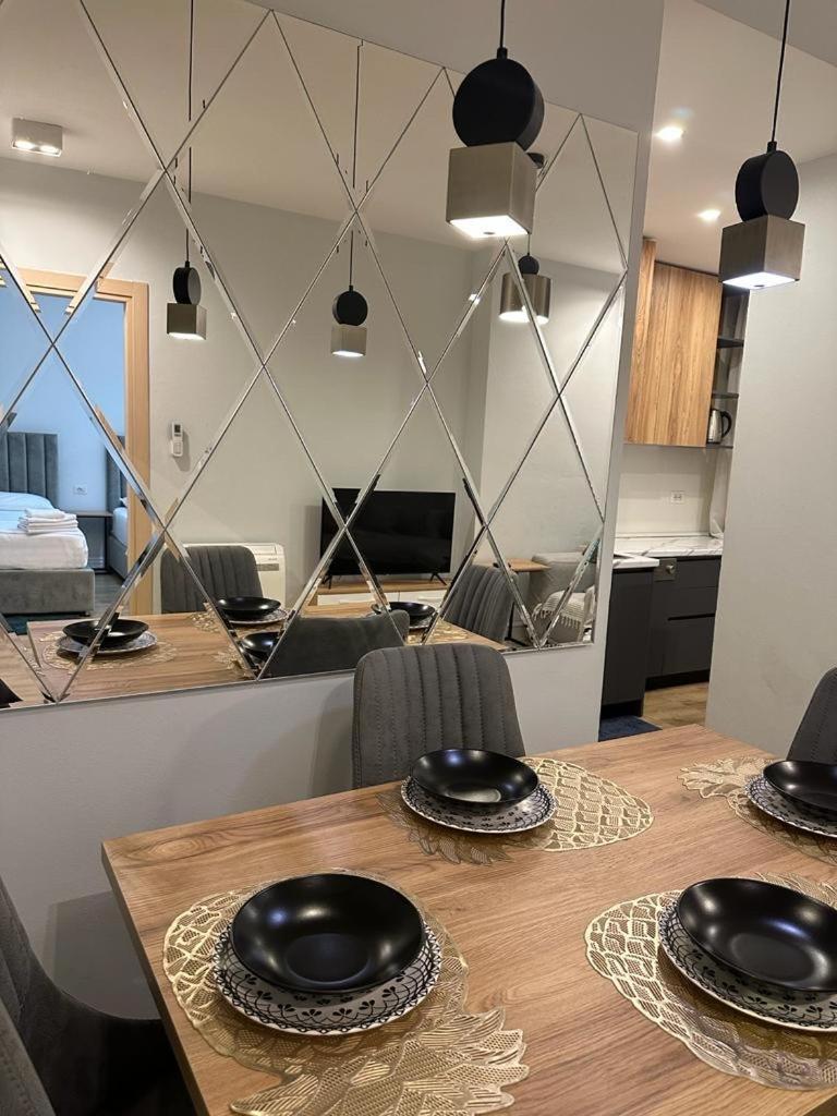 Centrally Located Glamorous Bright Apt Near Bazaar Tirana Esterno foto