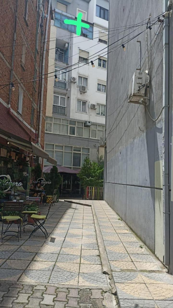 Centrally Located Glamorous Bright Apt Near Bazaar Tirana Esterno foto
